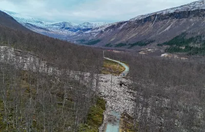 Viser steinras over lysløypa i Tromsdalen