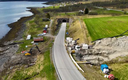 Viser gr&oslash;ft p&aring; begge sider av vei ved Ryatunnelen