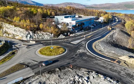 Dronefoto av vei p&aring; Nordspissen