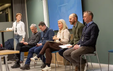 Flere personer samlet i et m&oslash;te