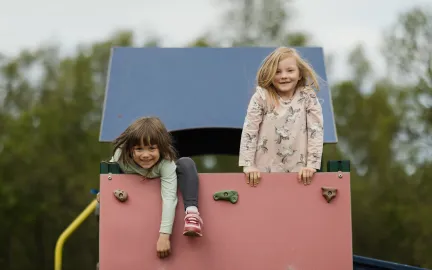 Jenter leker i samisk barnehage