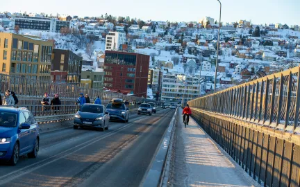 Syklist p&aring; Troms&oslash;brua