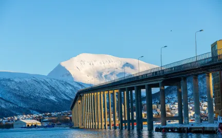 Troms&oslash;brua om vinteren