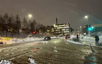 Vei med overvann og slaps