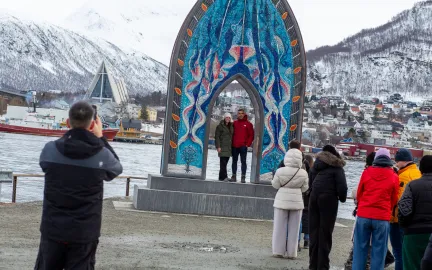 Turister tar bilder ved Porten til ishavet p&aring; Vervet