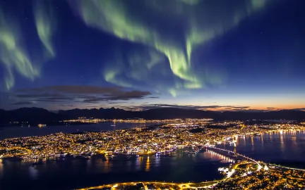 Illustrasjon av Troms&oslash; by med nordlys