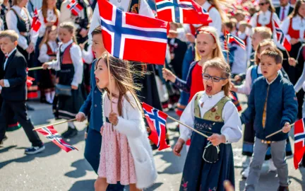 Barn som g&aring;r i tog og feirer 17. mai