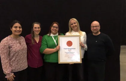 Heba Jawad, Stine Haustreis, Ellen Riksvold, Kine Nordmo-Stykket og Roar Evjen Heba Jawad, Stine Haustreis, Ellen Riksvold, Kine Nordmo-Stykket og Roar Evjen står på scenen og holder diplomet "Forbedringsprisen 2022"