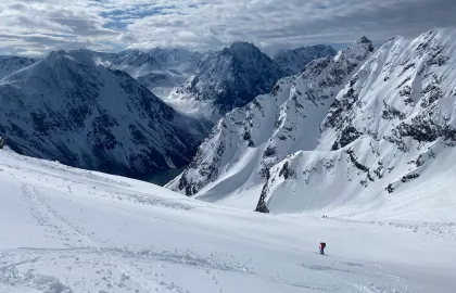 En ensom skikjører beskuer fjellene i Kjosen rett før han setter utfor.