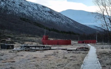 Foto av skytebanen i Tromsdalen. Tromsdalstinden i bakgrunnen.