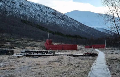 Foto av skytebanen i Tromsdalen. Tromsdalstinden i bakgrunnen.