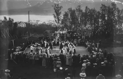 Folkedans på Alfheim i 1905 Arkivfoto av par som danser ikledd festdrakt