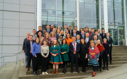 Troms&oslash;s kommunestyrerepresentanter for perioden 2023&ndash;2027 st&aring;r oppstilt p&aring; r&aring;dhustrappen.