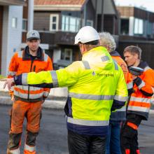 Arbeidere legger asfalt i Røstbakken.