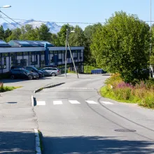 Viser veibanen i Prestvannvegen og Prestvannet skole i bakgrunnen