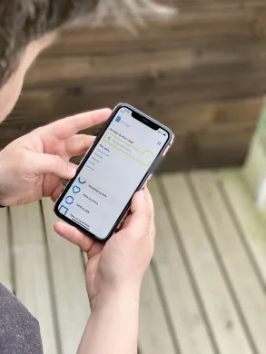 Lansering av nye nettsider Illustrasjonsfoto med mobil som viser nettsidene.