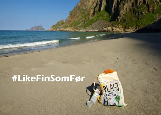 Plast som er plukket p&aring; en strand og samlet sammen i en dagligvarepose.