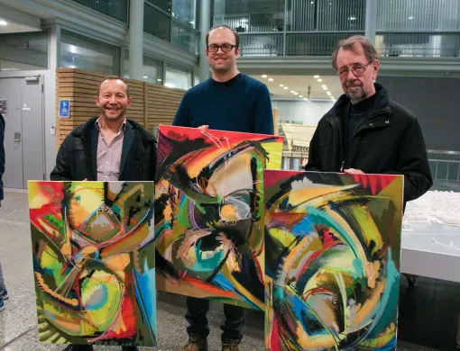 Prisvinnerne Bernt Bj&oslash;rn i RadArt, skiltmaler Kristian Gundersen og Leif Arneberg poserer for fotografen med hvert sitt maleri som de fikk under prisutdelingen.