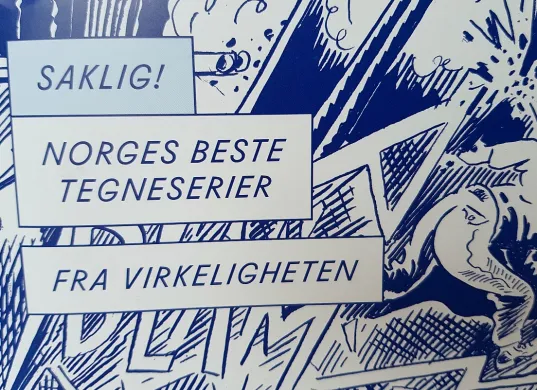Illustrert side i bl&aring;tt og hvitt med skriften "Saklig! Norges beste tegneserier fra virkeligheten". Foto.