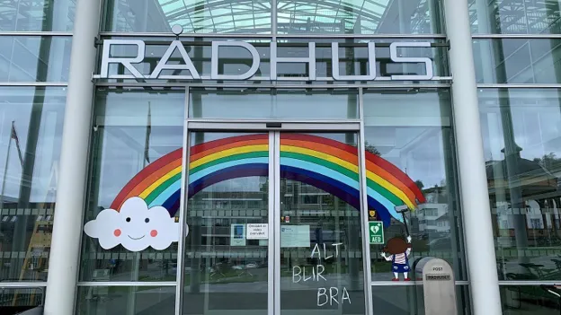 Inngangsd&oslash;ra p&aring; r&aring;dhuset i Troms&oslash;, med regnbue malt p&aring; d&oslash;ra.