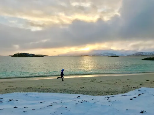 Gutt l&oslash;per p&aring; strand vinter