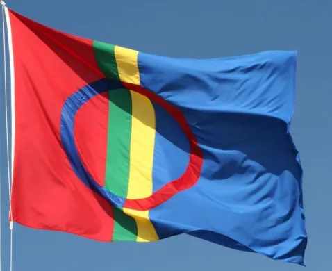 Det samiske flagget vaier i flaggstang.