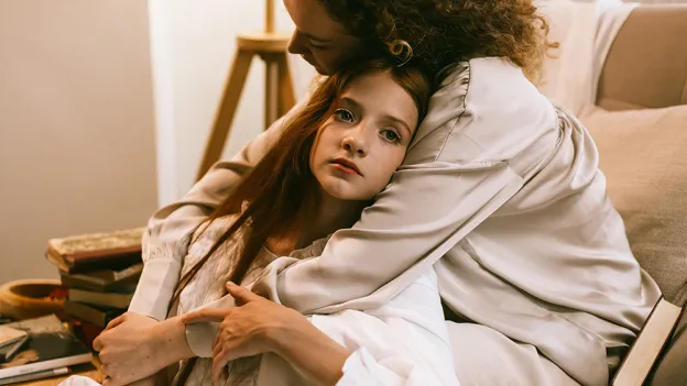 Kvinne holder omkring sin ten&aring;ringsdatter. Foto: Ron Lach, pexels.com