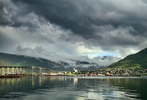 Troms&oslash;brua og Ishavskatedralen.