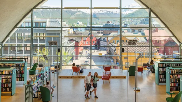 Sommerstemning p&aring; biblioteket.