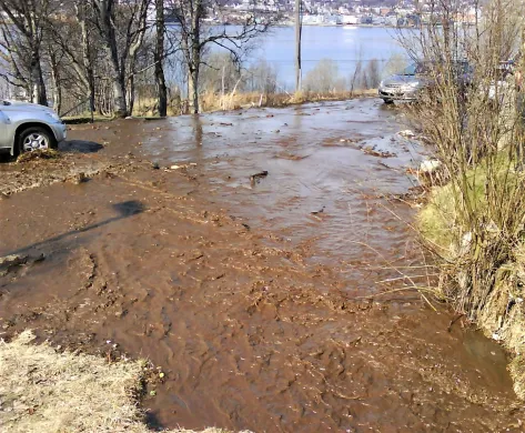 Arkivbilde fra da det var flom i Solstrandvegen i Troms&oslash; den 17. mai i 2010