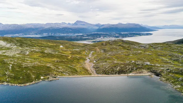 Amundvannet med Troms&oslash;ya i bakgrunnen.
