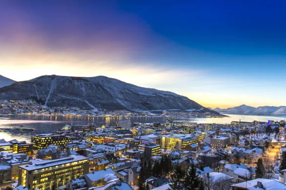 Troms&oslash; i m&oslash;rketid.