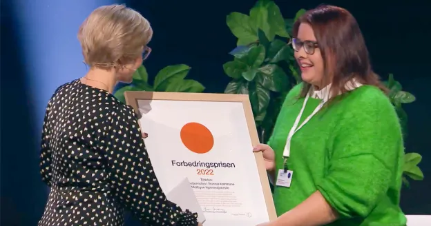 Helse- og omsorgsminister Ingvild Kjerkhol overrekker forbedringsprisen 2022 til Ellen Riksvold i Troms&oslash; kommunes hjemmetjeneste