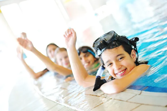 Barn i sv&oslash;mmeasseng.