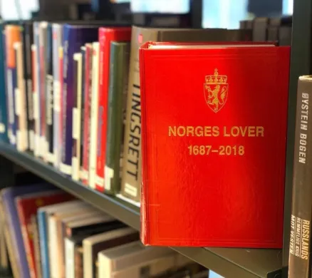 R&oslash;d bok med p&aring;skriften Norges lover