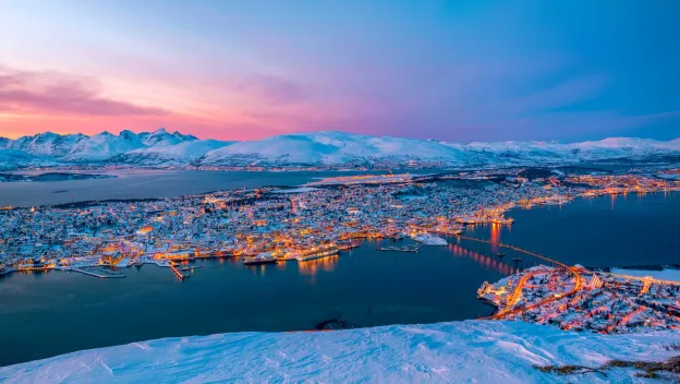 Panoramabilde av et snøkledt Tromsøya tatt fra fjellheisen i Tromsdalen. Panoramabilde av et snøkledt Tromsøya tatt fra fjellheisen i Tromsdalen.
