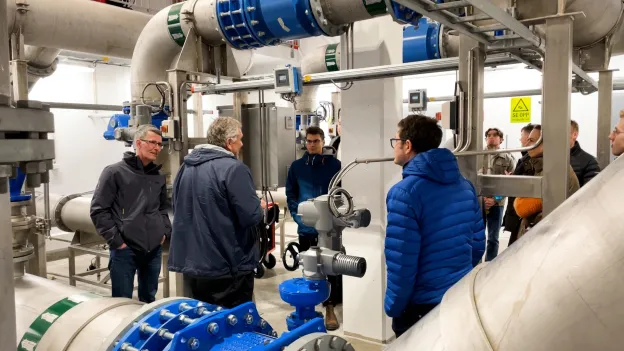 UiT-studenter f&aring;r omvisning p&aring; vannbehandlingsanlegg p&aring; Troms&oslash;ya.