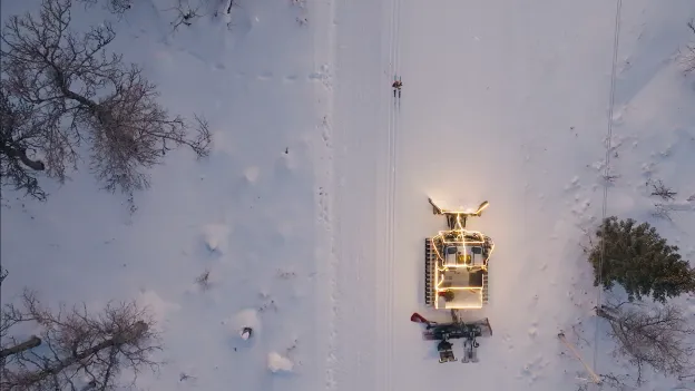 Dronefoto av tr&aring;kkemaskin og skil&oslash;per.