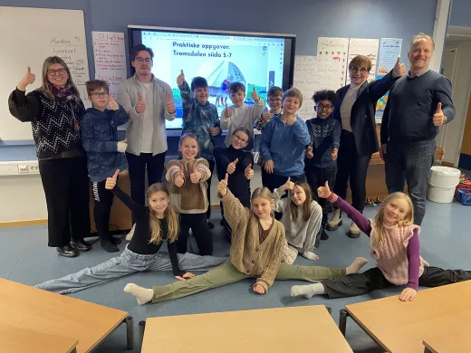 Elevene i 5. klasse p&aring; Prestvannet skole smiler og viser tommel opp. Poserer sammen med l&aelig;rere og kommunetopper.