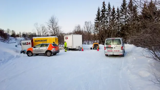 Flere biler og utstyr er parkert n&aelig;rt kum hvor arbeid skal utf&oslash;res.