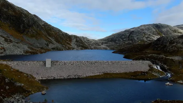 Dam Øvre Svarthammervatn Dronefoto av dam på Ringvassøya