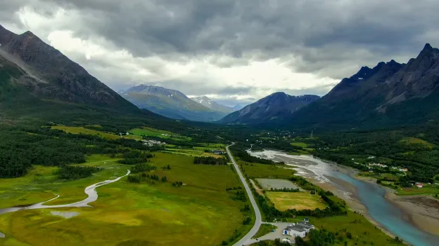 Dronefot som viser dal og fjell i Lakselvbukt