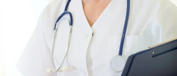 Illustrasjon, lege med stetoskop i h&aring;nda.