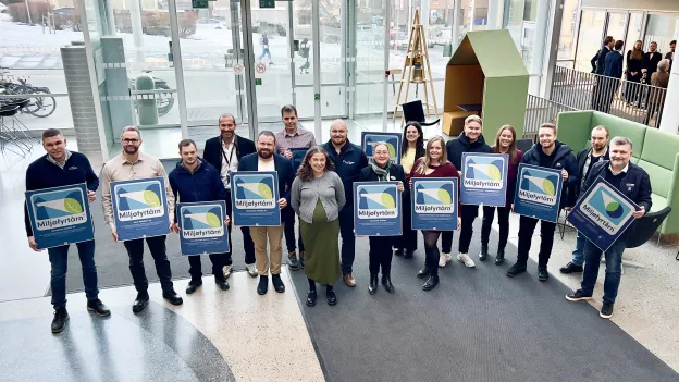 Milj&oslash;sertifikatmottakere smiler til kamera i r&aring;dhusfoajeen.