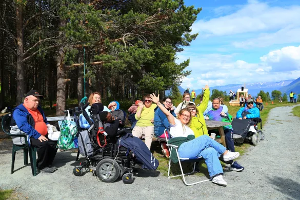 Folk p&aring; tilrettelagt tur med Ishavskystens friluftsr&aring;d