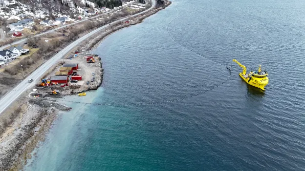 Dronebilde av sj&oslash;ledning som kobles til p&aring; land.