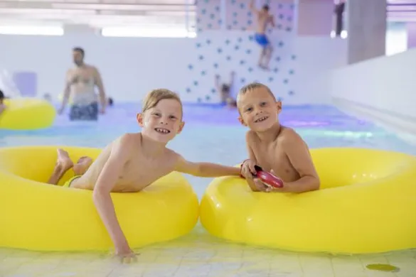 Barn som badet i Troms&oslash;badet