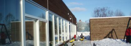 Eidhaugen barnehage uteområde en solrik vinterdag med snø og blå himmel