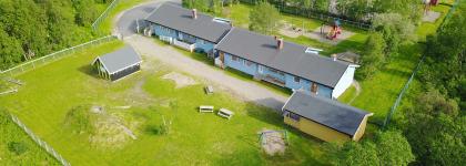 Dronebilde av Straumsbukta barnehage en sommerdag