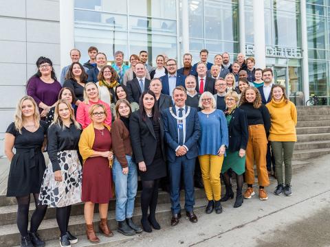 Kommunestyremedlemmene (2019 - 2023) i Tromsø kommune på rådhustrappen.